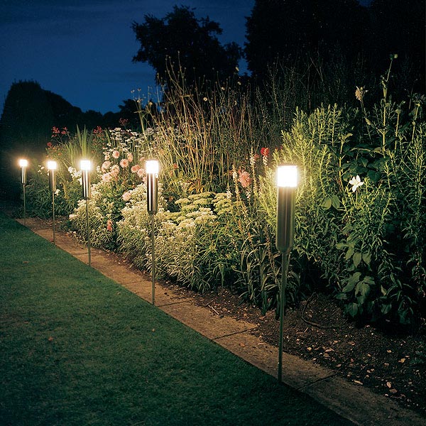 Những lưu ý khi chọn mua đèn cột sân vườn
